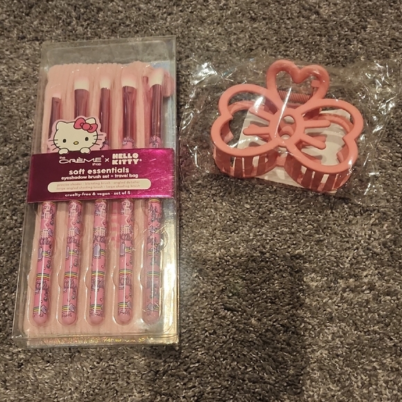 The Crème Shop Other - Hello Kitty Makeup Brush Set And Hair Clip
